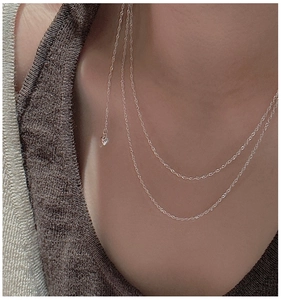 Gros plan d'une chaîne en argent S925 avec un petit pendentif en forme de cœur