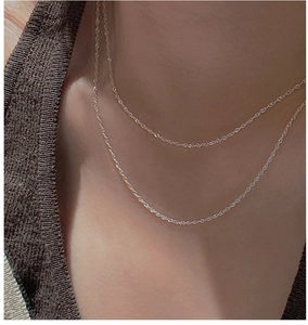 Gros plan du collier en argent sterling S925 à mailles vagues sur le cou