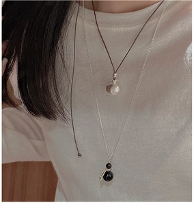 Dettaglio della collana in argento S925 con pendente cachi su cordino in pelle e catena