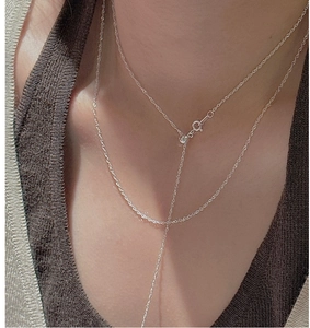 Détail du collier en argent S925 avec texture ondulée et design superposé en Y