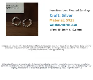 Vue détaillée des créoles en argent sterling S925 avec texture ondulée irrégulière