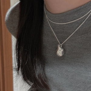 Minimalist S925 sterling silver sweater necklace featuring a hammered water drop pendant
