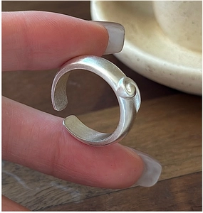 Detailansicht S925 Sterlingsilber Ring mattiert mit Spiraldesign und offener Ringschiene