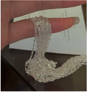 Détail macro d'une chaîne en argent sterling S925 avec un éclat métallique brillant