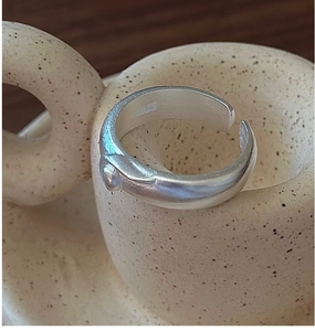 Nahaufnahme eines S925 Sterlingsilber Mattrings mit Rundkugel an einer Keramiktasse