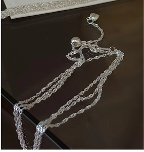 Détail du collier en argent S925 à texture ondulée avec fermoir en forme de coeur réglable