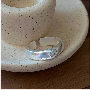 Detailansicht S925 Silberring mit matter Textur und spiralförmigem Reliefmuster