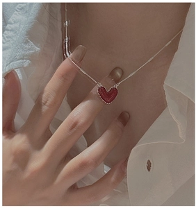Primo piano della collana in argento S925 con pendente a cuore in smalto rosso sulla pelle