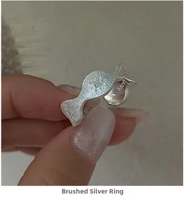 Detailaufnahme des gebürsteten S925 Silberrings mit einem Sternmotiv und Zirkonia Stein