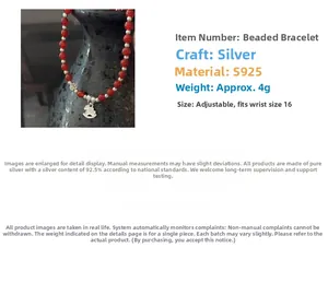 Détail du bracelet en argent S925 avec perles d'agate rouge et breloque petit cheval