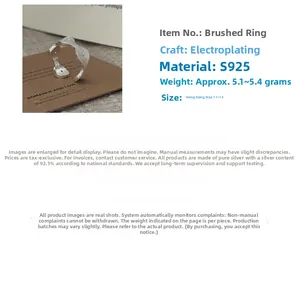 Detailansicht eines S925 Sterlingsilberrings mit Wellendesign und gebürsteter Textur