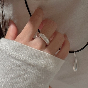 S925 Sterlingsilber breiter Ring mit Spiralrelief und mattem Finish für Damen