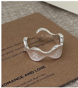 Nahaufnahme des S925 Sterling Silber Wellenrings mit gebürsteter Textur und Sterngravur