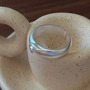 Minimalistischer S925 Sterlingsilber Ring mit Matt-Finish und rundem Motiv-Detail