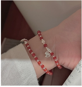Détail du bracelet en argent S925 avec perles d'agate rouge et breloque cheval à bascule