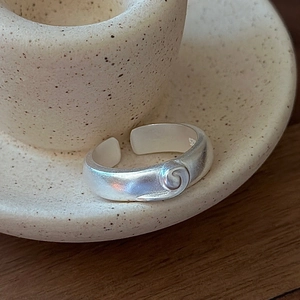 Minimalistischer S925 Sterlingsilber Ring mit offenem Design und Vintage-Wirbel