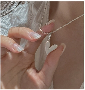 Pendentif cœur asymétrique en argent S925 avec texture brossée mate élégante et fine