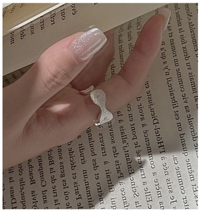 Makroaufnahme eines silbernen Vintage-Rings mit gebürsteter Textur und Sternmotiv