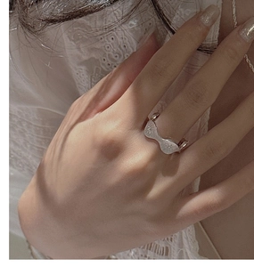 Makroansicht von S925 Sterling Silber Ring mit gebürsteter Textur und Sterngravur
