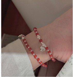 Détail du bracelet élastique en agate rouge avec pendentif cheval en argent S925