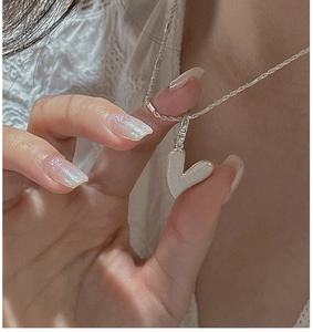 Détail du collier cœur en argent S925 avec pendentif à texture brossée sur mannequin