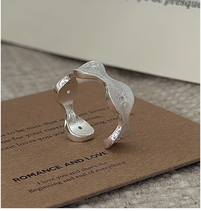 Detailansicht des S925 Sterling Silber Rings mit gebürsteter Textur und Sternengravur