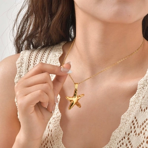 Collier pendentif étoile de mer en acier inoxydable plaqué or 18 carats sur mannequin