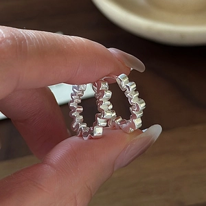 Créoles minimalistes en argent sterling S925 avec texture d'engrenage irrégulière