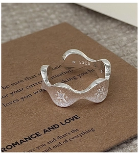 Makroaufnahme von S925 Sterlingsilber Ring mit Wellenstruktur und Sternengravur-Mattoptik