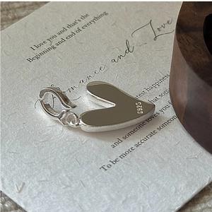 Vue macro du pendentif cœur en argent sterling S925 avec finition polie et fermoir homard