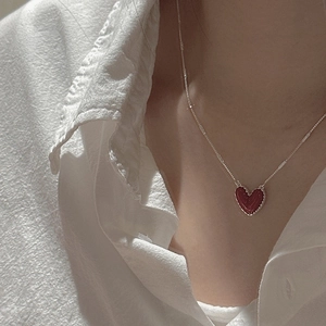 Elegante collana in argento sterling S925 con ciondolo a cuore rosso scuro su modella