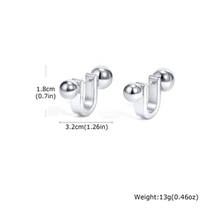 Detailansicht der U-förmigen Stahlkugel-Ohrringe mit 1,8 cm x 3,2 cm Produktabmessungen