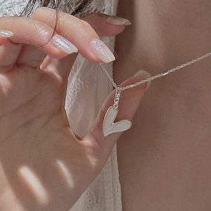 Élégant collier en argent sterling S925 avec pendentif cœur texturé porté par un mannequin