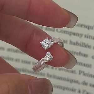 S925 sterling silver ring featuring a round brilliant-cut stone and woven texture band