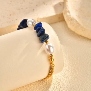 Gros plan détaillé du bracelet bohème avec pierres de lapis et perles sur un présentoir
