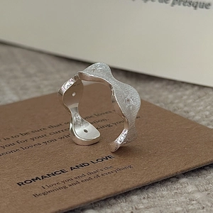 S925 Sterlingsilber Ring mit gebürsteter Textur und unregelmäßigem Wellendesign