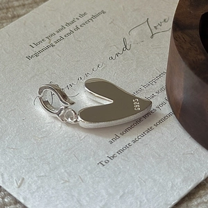 Pendentif cœur asymétrique en argent S925 avec fermoir mousqueton et finition brossée