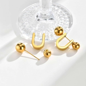 Polierte goldene U-förmige Ohrstecker aus Edelstahl mit Kugeldetail auf weißem Grund