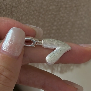 Pendentif cœur en argent sterling S925 avec finition brossée mate texturée