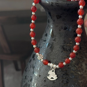 Bracelet S925 en argent et agate rouge avec un pendentif charmant de cheval à bascule
