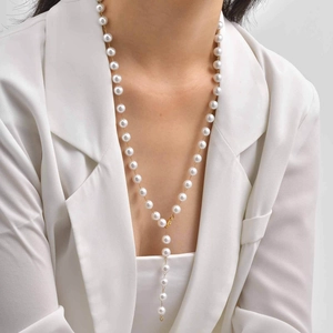 Detailed view of an elegant Y-shaped pearl necklace with gold-plated stainless steel chain