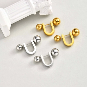 U-förmige Edelstahl-Ohrringe mit Gold- und Silberfinish auf grauem Hintergrund