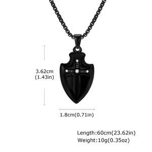 Vue détaillée du pendentif bouclier noir avec croix et zirconiums sur chaîne perlée