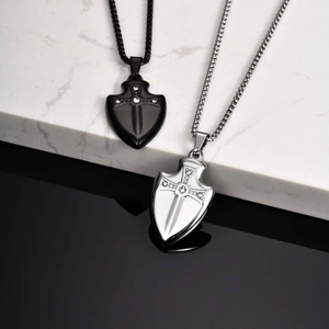 Collier Pendentif Croix Épée Bouclier en Acier Inoxydable pour Homme Cool Zirconia Incrusté Bijoux Gothiques Punk Cadeau pour Homme