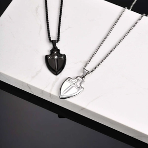 Détail des pendentifs bouclier avec croix et zircon sur surface en marbre