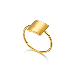 Polierter minimalistischer 10mm geometrischer Edelstahlring in Gold auf weißem Grund