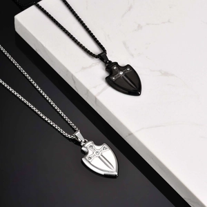 Collier pendentif bouclier homme en acier inoxydable avec relief croix et zircons