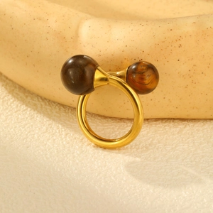 Anello aperto in acciaio inossidabile dorato con due sfere in pietra occhio di tigre