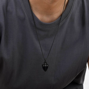 Collier bouclier noir pour homme avec motif croix et incrustation de zircon sur acier