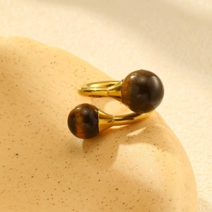 Dettaglio anello aperto placcato oro 18K con due sfere di pietra occhio di tigre